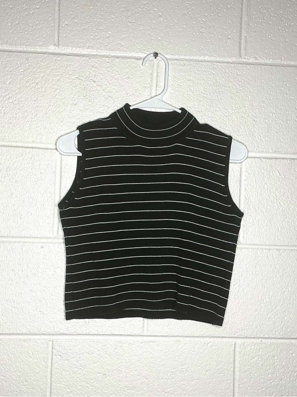 < Vintage Clio Black & White Silk Blend Striped Crop Mock Neck Top >